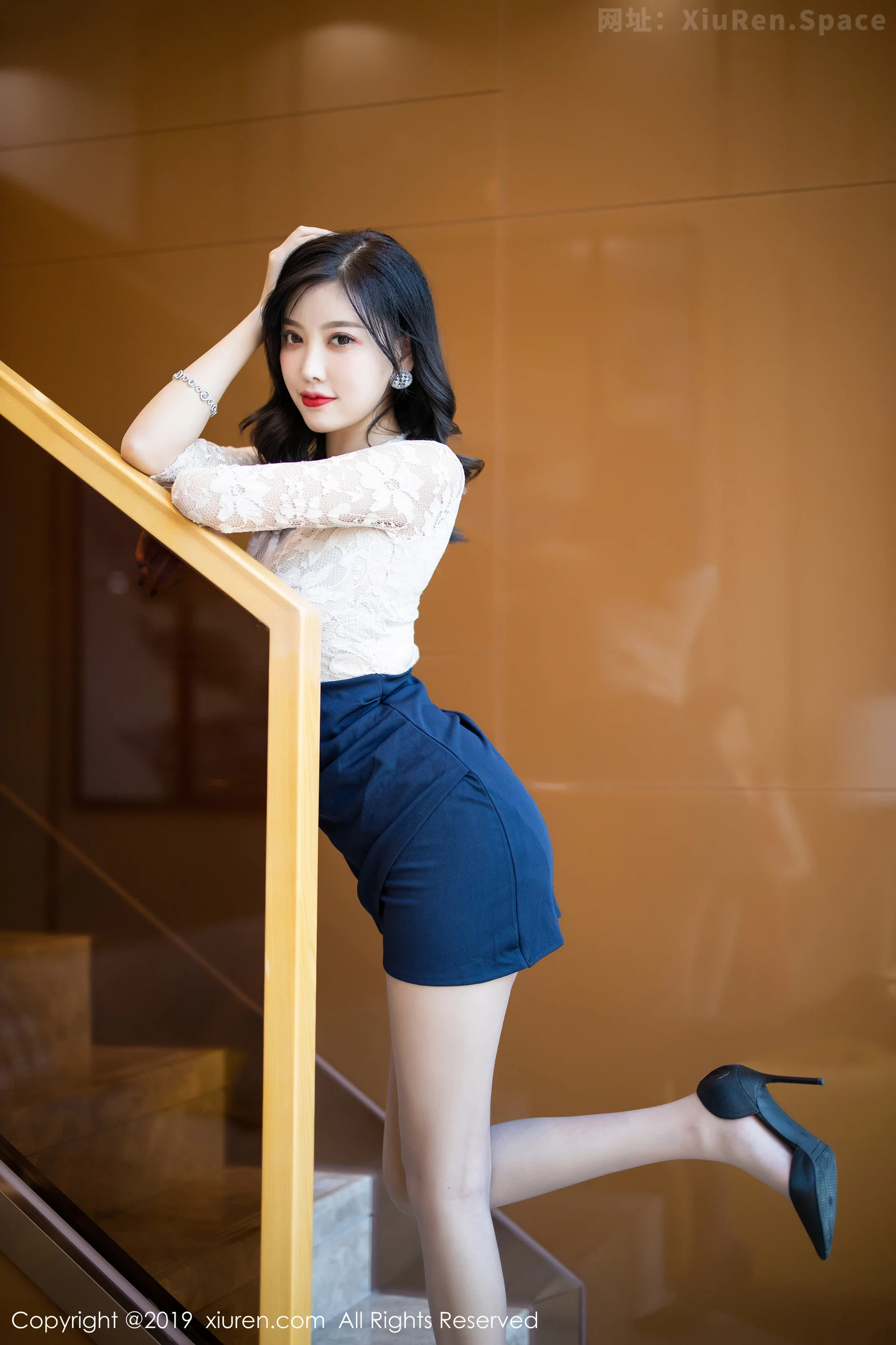 图片[5]-[XiuRen秀人网]VOL.1717 女神杨晨晨sugar优雅吊裙配肉丝裤袜秀完美身材销魂诱惑写真70P-秀人网官方网站